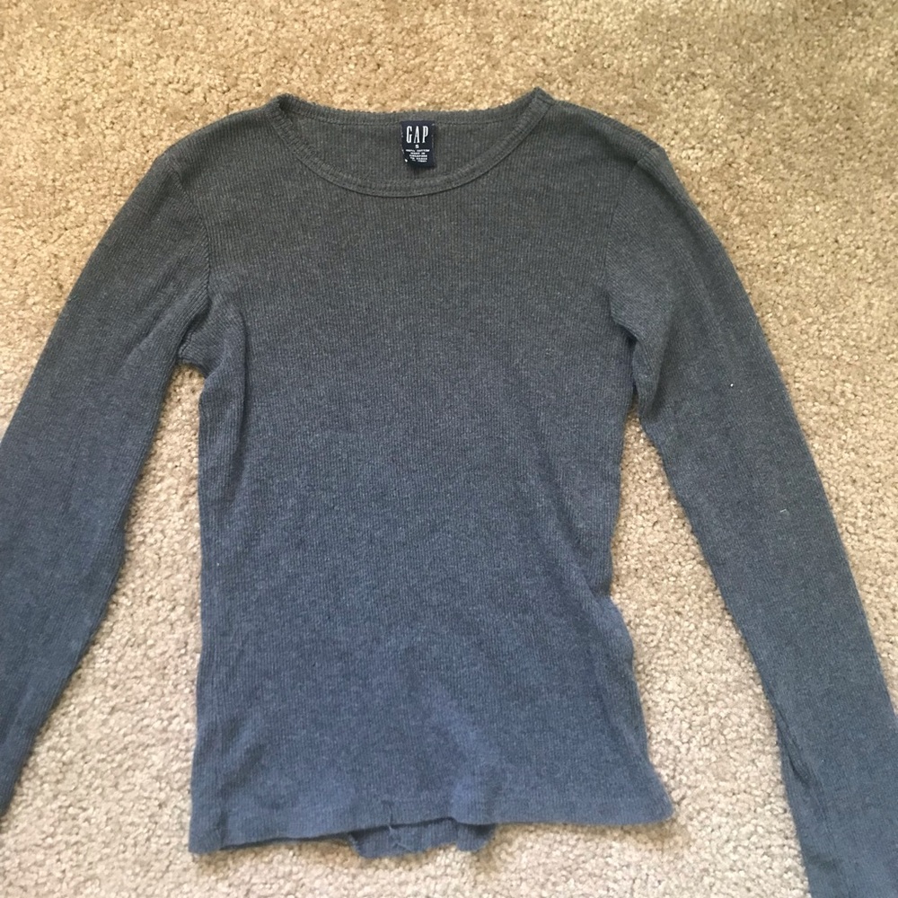 gray long sleeve shirt (gap)